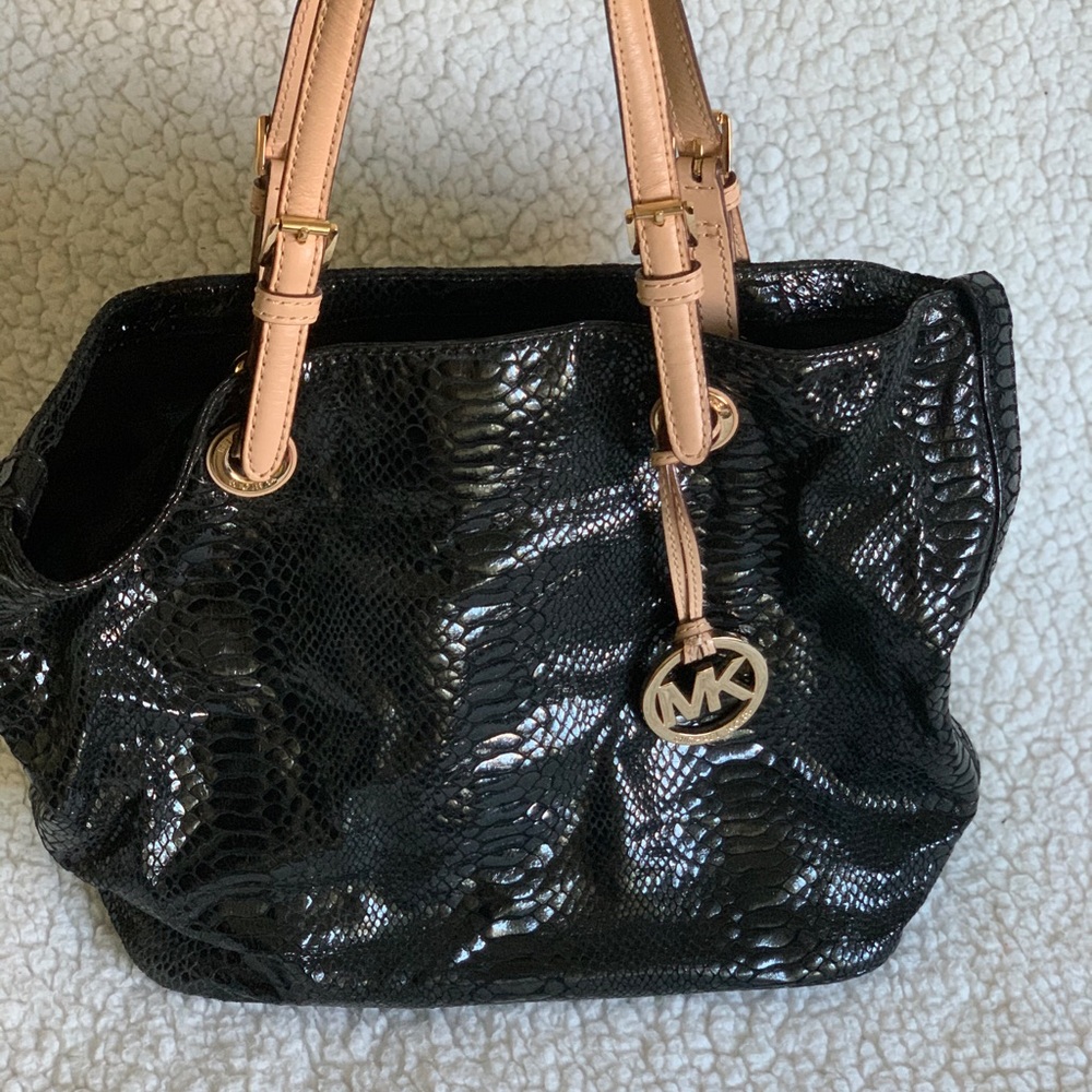 ✨Michael Kors, black purse, gently used. No stains